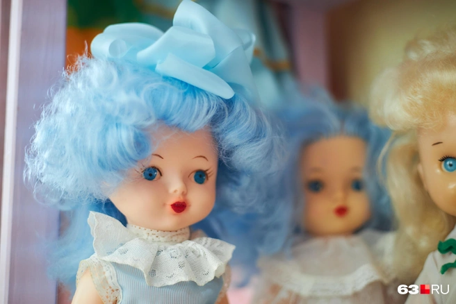 — В 80-90-х годах, когда многие предприятия в стране медленно умирали, на самарскую фабрику завезли бобину голубых волос. И на все модели кукол, которые только были, начали делать голубые волосы | Источник: Роман Данилкин / 63.RU