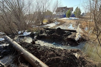 В Нагаево Уфы подтопило улицу из-за перелива