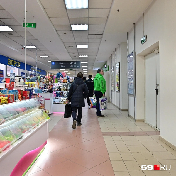 Посетители ходят между отделами | Источник: Василина Любимова / 59.RU