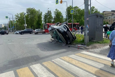 В Казани после ДТП перевернувшаяся «Лада» врезалась в забор