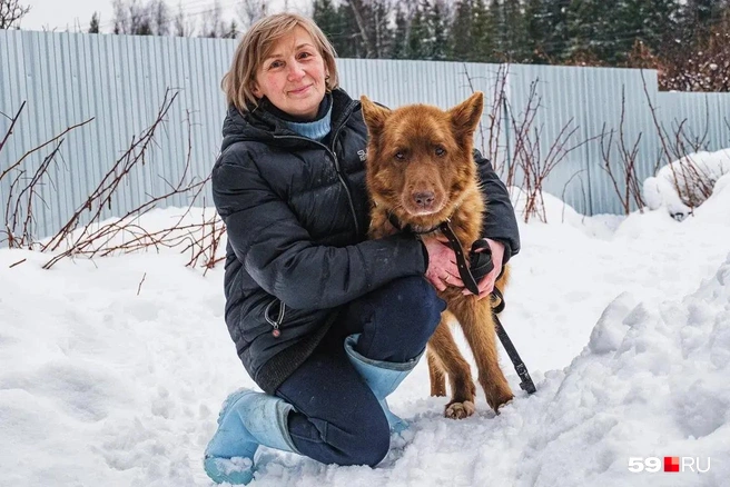 Лариса Лосева позирует нам с одним из стареньких своих постояльцев | Источник: Тимофей Калмаков / 59.RU