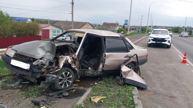В Абдулино пенсионер за рулем ВАЗ-21099 на полном ходу влетел в столб | Источник: УМВД России по Оренбургской области