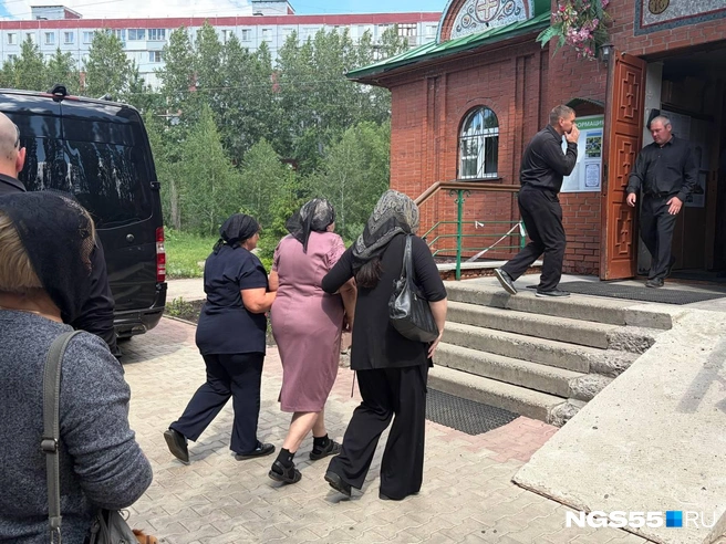 Маму Ольги поддерживают близкие | Источник: Анна Иванина / NGS55.RU