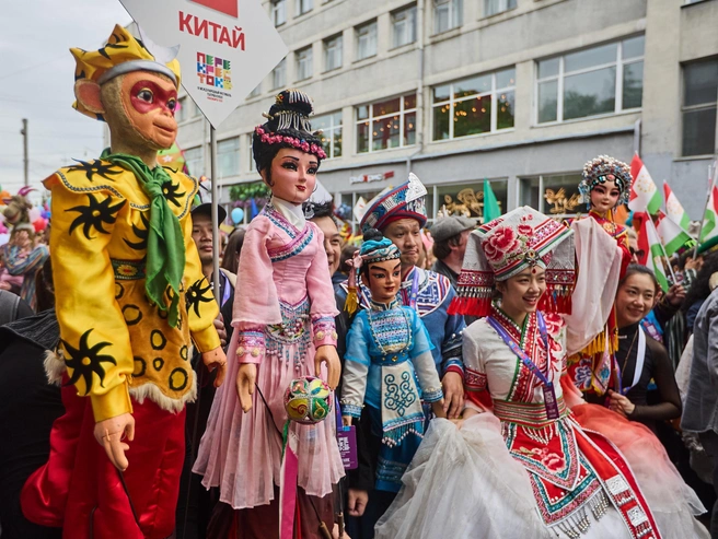 Китайская делегация привезла национальные куклы. | Источник: Александр Ощепков / NGS.RU
