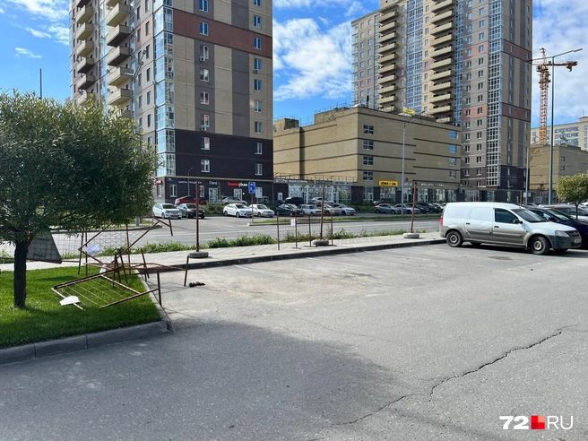Постепенно место проведения работ ограждают для того, чтобы к нему не подходили пешеходы  | Источник: Анатолий Кузнецов / 72.RU 