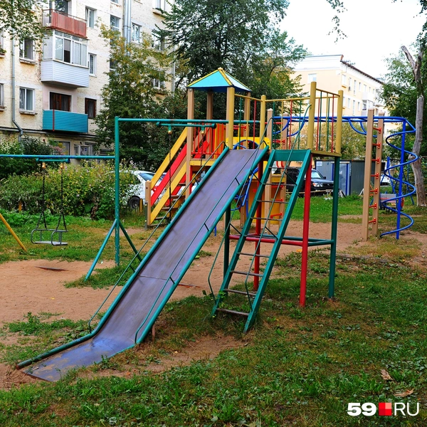 В центре двора&nbsp;— детская площадка | Источник: Ирина Тропина / 59.RU