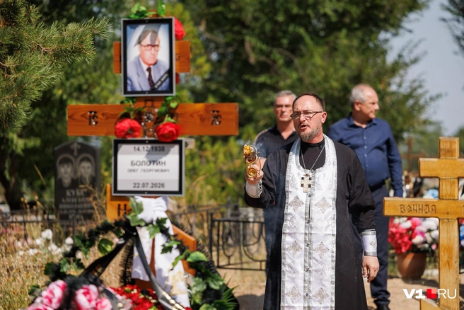 На похоронах также присутствовал священник | Источник: Алексей Волхонский / V1.RU