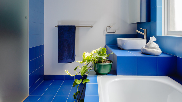 Синий цвет в ванной комнате: 30+ идей