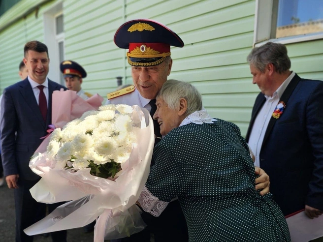 В конце мая руководитель следственного управления навестил фронтовика&nbsp;— 103-летнюю Фею Дорофееву | Источник: Ростовский Следком / Telegram