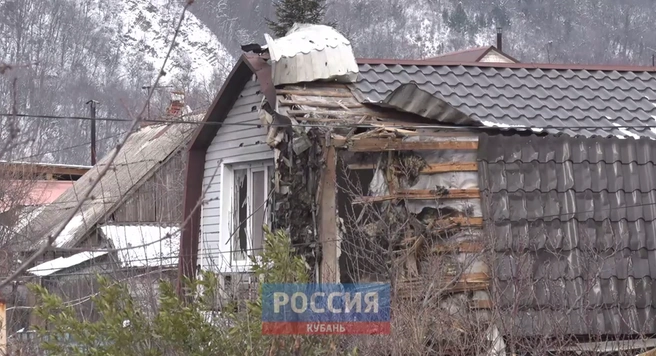 Всего по данным властей, в Туапсе в районе улицы Краснодарской пострадали три дома | Источник: ГТРК «Кубань»