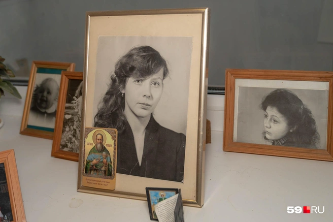 В доме Оксаны Тимофеевны много фотографий. На этих — она в молодости | Источник: Василина Любимова / 59.RU, личный архив Оксаны Оболонковой