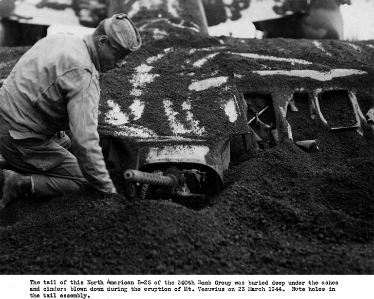 Хвостовая часть B-25 погребена под слоем вулканического пепла. 23 марта 1944.