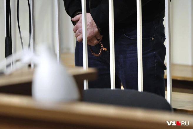 На протяжении всего заседания подсудимый не выпускал из рук четки | Источник: Алексей Волхонский / V1.RU