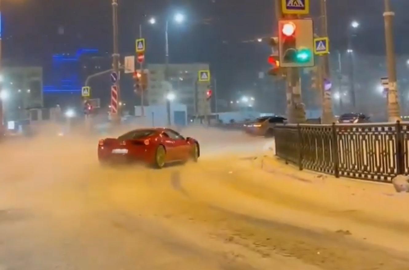 Мажоры на дорогих авто устроили дрифт в центре Екатеринбурга: видео, 11  января 2023 года - 11 января 2023 - Е1.ру