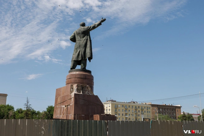 Увидеть, что происходит с памятником за забором, довольно сложно | Источник: Алексей Волхонский / V1.RU