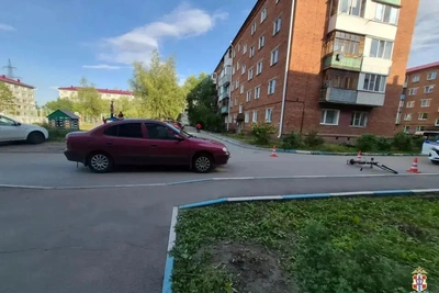 В Омске сбили двух детей на одном велосипеде