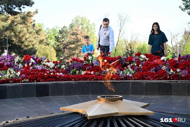 Сегодня все мемориалы, связанные с Великой Отечественной войной, утопают в цветах | Источник: Евгений Вдовин / 161.RU
