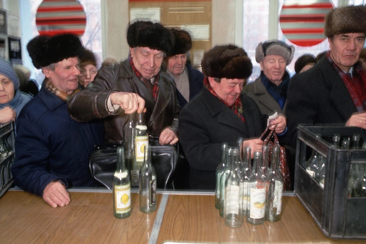 Почему в СССР люди между собой расплачивались водкой | Источник: Peter Turnley/Getty Images