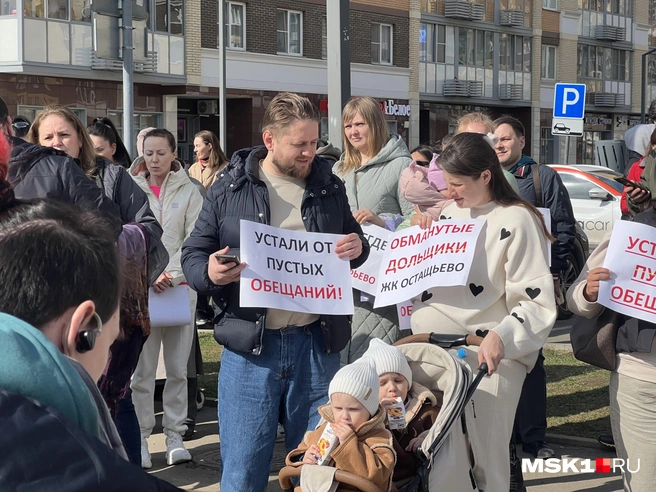 Семья Смурыгиных и двое из их шести детей. Скоро их будет семь | Источник: Иван Богданов / MSK1.RU