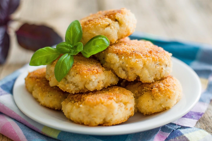 Рецепт куриных котлет как в советской столовой: тот самый вкус из детства с двумя секретными продуктами | Источник: Helena Zolotuhina/Shutterstock/Fotodom.ru