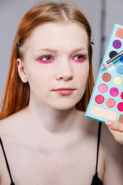Как сделать летний необычный макияж с цветными ресницами