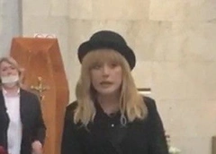 Алла Пугачева приехала проститься с Александром Кальяновым: репортаж с похорон
