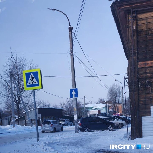 Местами сугробы можно наблюдать даже на дорогах | Источник: Ксения Власова / «ИрСити»