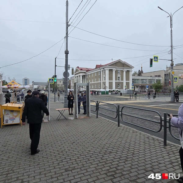 Вход на площадь со стороны остановки «Кинотеатр „Россия"» | Источник: Алена Кисель