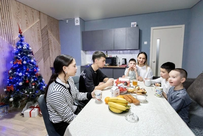 At 19, woman gains custody of four siblings after neglect