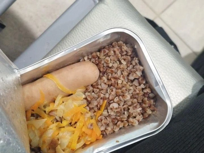 Гречка с сосиской в касалетке — горячее питание, предложенное пассажирам при задержке рейса. | Источник: читатели V1.RU