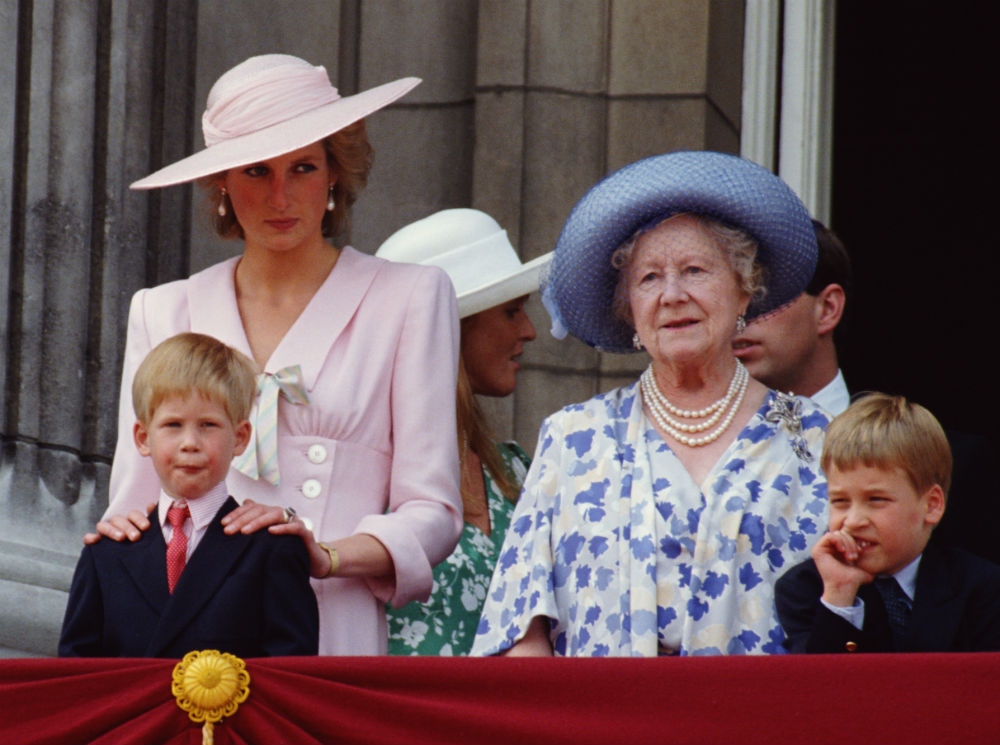 Почему Королева-мать была близка с Уильямом, но не общалась с Гарри | marieclaire.ru