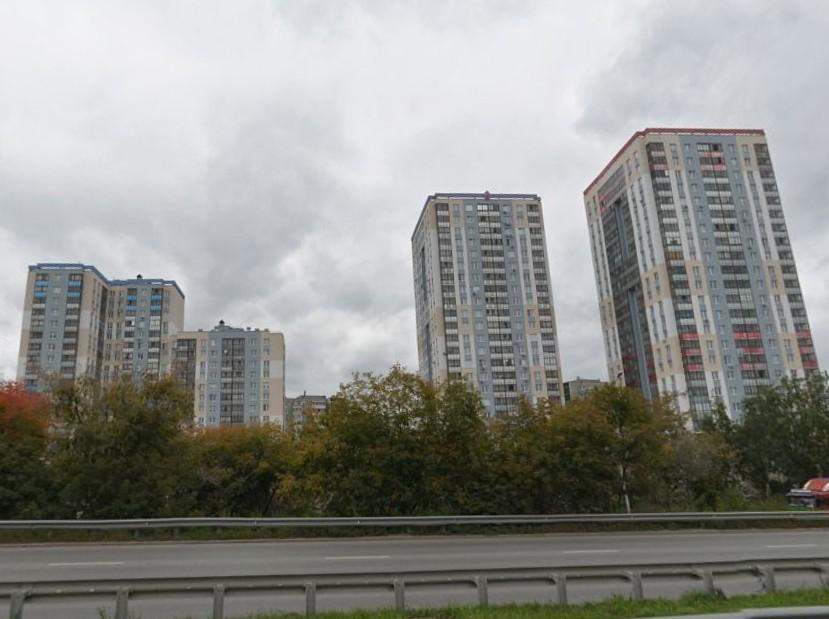 Вид с Объездной в 2000 и 2024 годах. Старых многоквартирников уже и не видно из-за новостроек | Источник: «Яндекс.Карты»