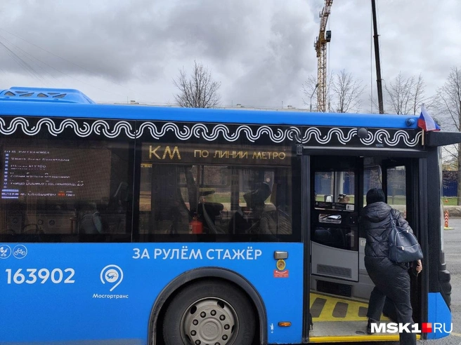 Табло одного из автобусов КМ2 с ошибочными данными | Источник: Игорь Мещанев / MSK1.RU