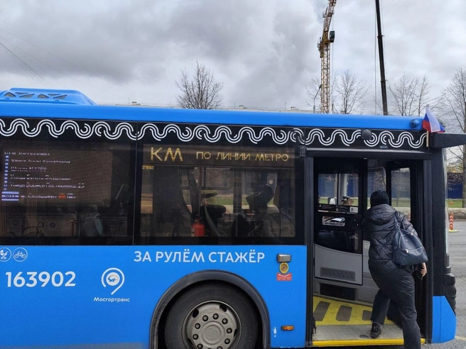 Автобус КМ2 с неверной табличкой | Источник: Игорь Мещанев / MSK1.RU