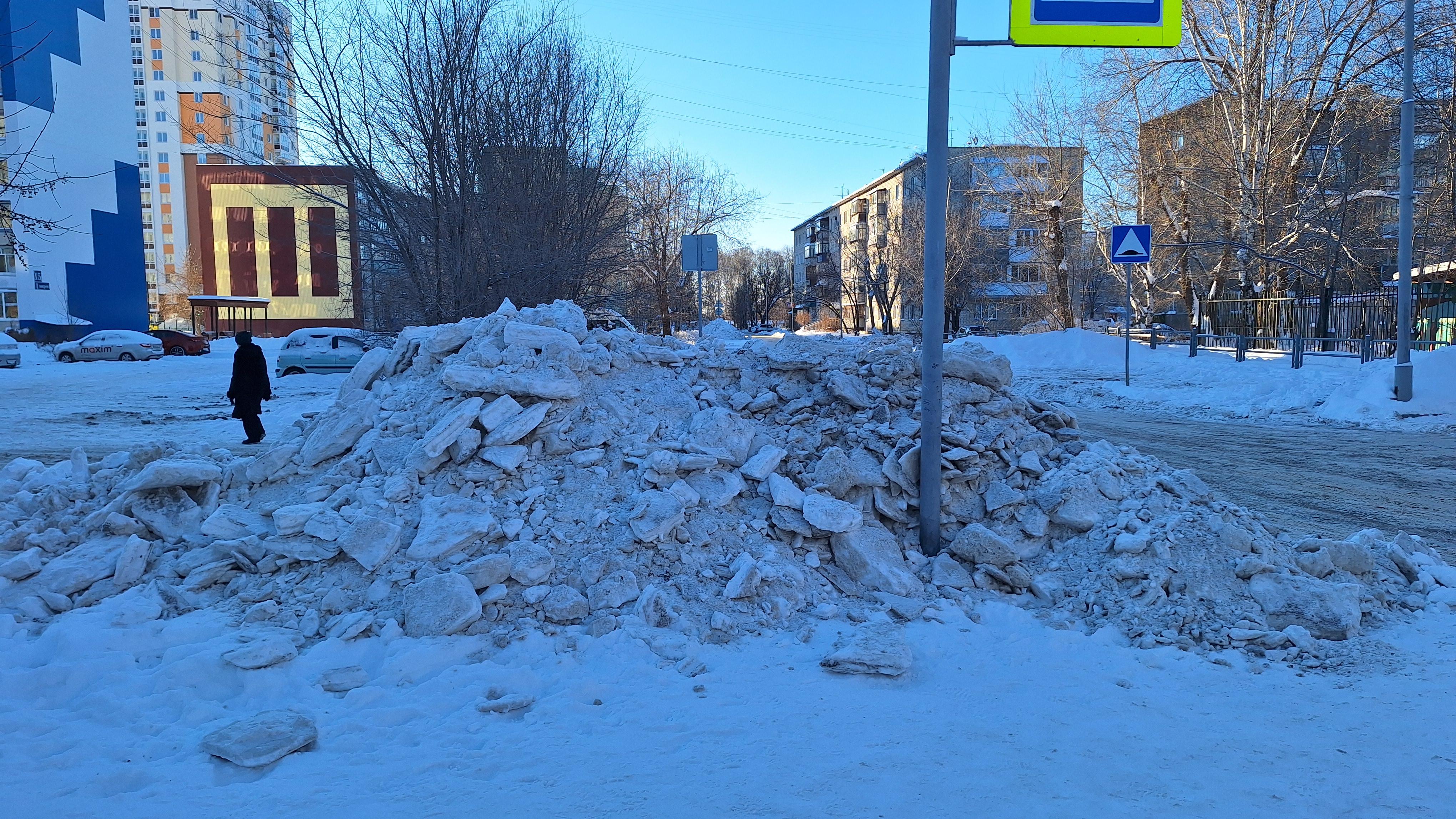 «Чистят только асфальт, на котором и так снега особо нет»: посмотрели, как живут после снегопадов жители Заозерного 