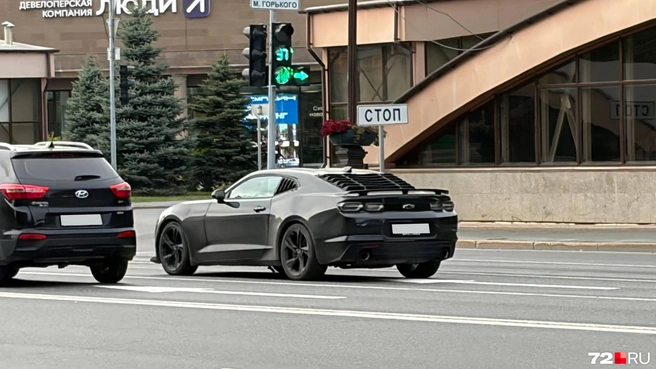 Черный Camaro&nbsp;— один из двух американских спорткаров, попавших в нашу подборку | Источник: 72.RU