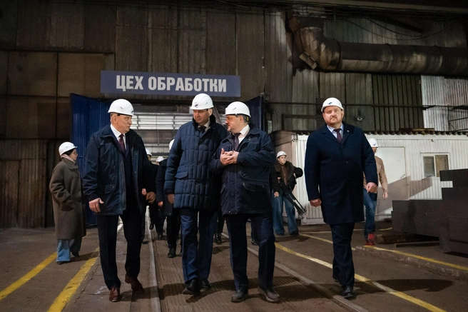 Губернатор осмотрел несколько обновленных цехов производства | Источник: СМК