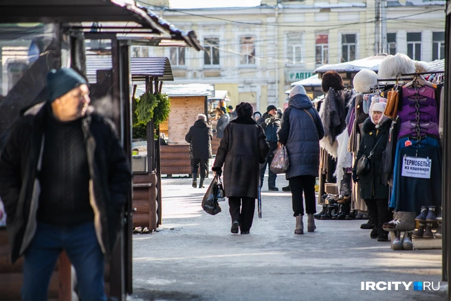 Пенсионеры снуют вокруг Центрального рынка и не особо хотят разговаривать с журналистами | Источник: Ксения Филимонов / «ИрСити»