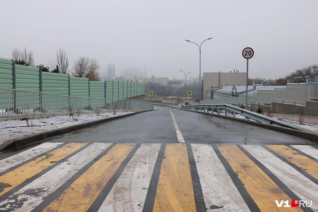На дороге уже давно сделали разметку и поставили знаки | Источник: Алексей Волхонский / V1.RU