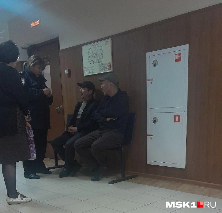 Рабочие «Жилищника» перед заседанием в Измайловском районном суде города Москвы | Источник: читатель MSK1.RU