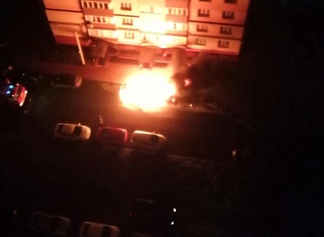МЧС: на Шереметьевской один автомобиль уничтожен огнем, еще два повреждены | ya62.ru