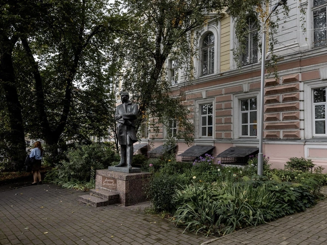 Перед входом в здание установлен памятник М. А. Богдановичу | Источник: Александр Куренной / 76.RU