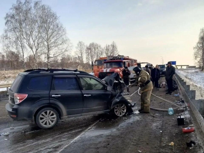 Иномарки получили серьезные повреждения | Источник: пресс-служба МЧС по Алтайскому краю