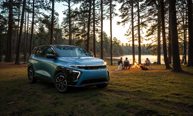 В 2026 году начинаются продажи первого российского электромобиля «Атом». Его оснащают передним электромотором мощностью 204 л. с. и литийионной батареей (ранее заявлялась емкость 77 кВт·ч). У «Атома» экзотические распашные двери и встроенный в руль экран. При длине менее 4 метров он попадает в малопопулярный в России класс городских субкомпактов. Огорчает и цена: без учета скидок — 3,9 миллиона рублей | Источник: atom.auto