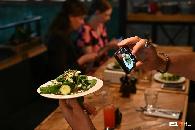 Стоит добавить в салат опята, и его интересно не только фотографировать, но и есть! | Источник: Артем Устюжанин / E1.RU