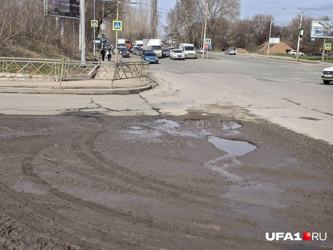 Приветственная ямка на самом въезде | Источник: Булат Салихов / UFA1.RU