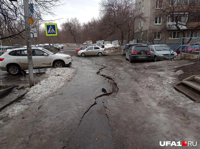 Остатки гололеда и лужи в Уфе | Источник: Антон Селиверстов