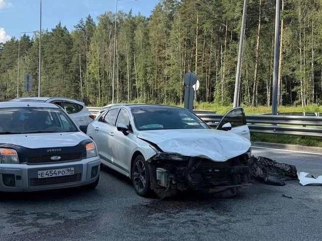 Всего в аварии столкнулись три машины: Hyundai, Kia и Ford | Источник: читатель E1.RU