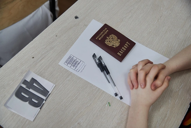 Выпускница сняла задания ЕГЭ на «умные очки». Теперь результаты аннулированы | Источник: Александр Ощепков / NGS.RU