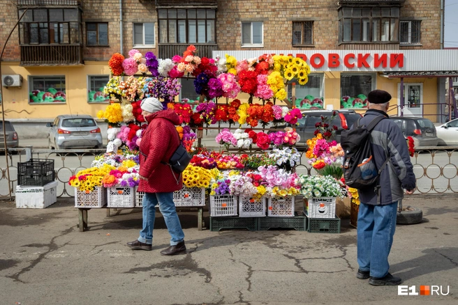 У забора киосков уже не осталось, освободившееся место заняли витрины с искусственными цветами | Источник: Владислав Лоншаков / E1.RU